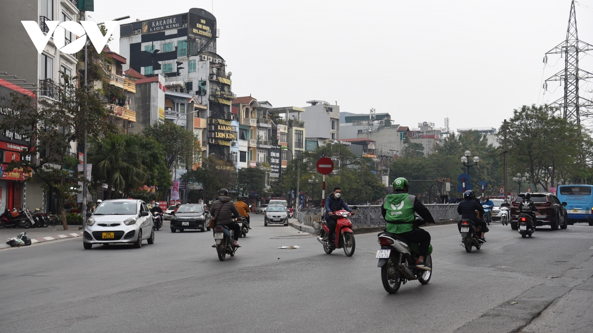 Vô tư đầu trần lao xe ngược chiều trên đường phố Hà Nội